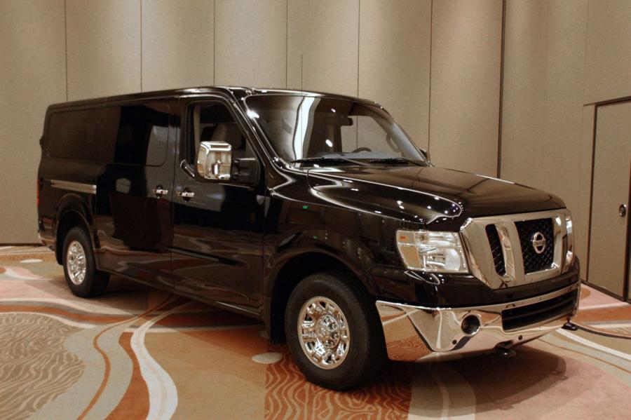  Nissan NV3500 Passenger Van 2012 года  (фото 9 из 15)